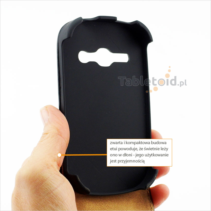 Etui trzymane praktycznie w dłoni