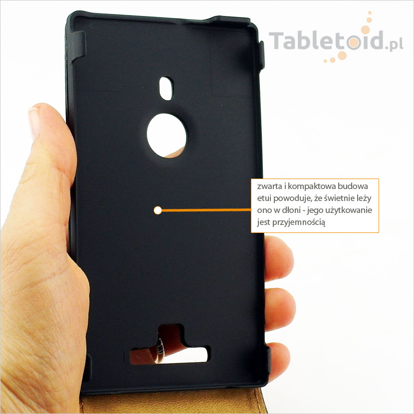 Futerał na kom&oacute;rkę dobrze trzyma się w dłoni
