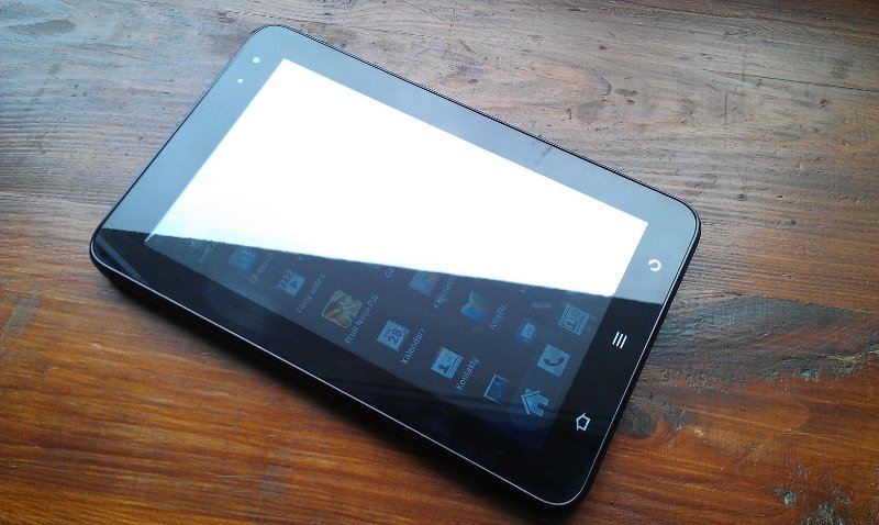 tablet leżący na stole