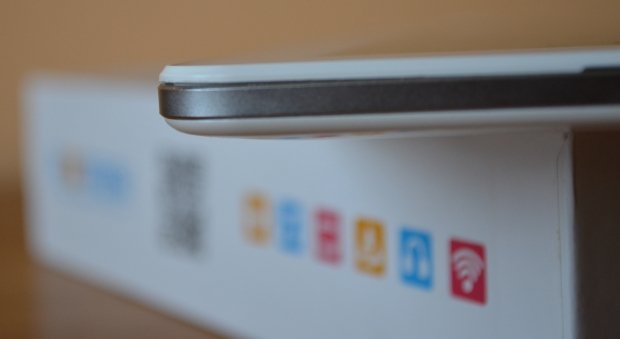 tablet na tle pudełka