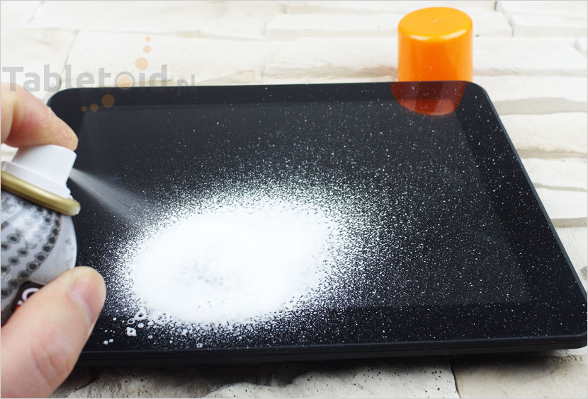 Spryskiwanie matrycy tabletu pianką do czyszczenia